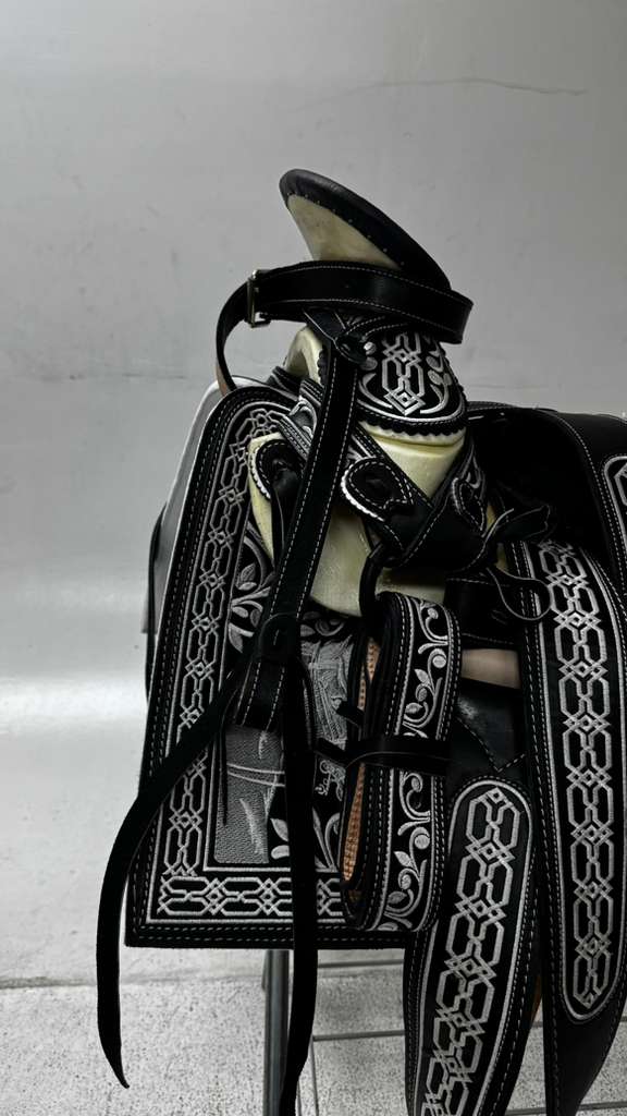 Charro Saddle – Black & Silver “La Herradura Noble” Edition (15.5”)