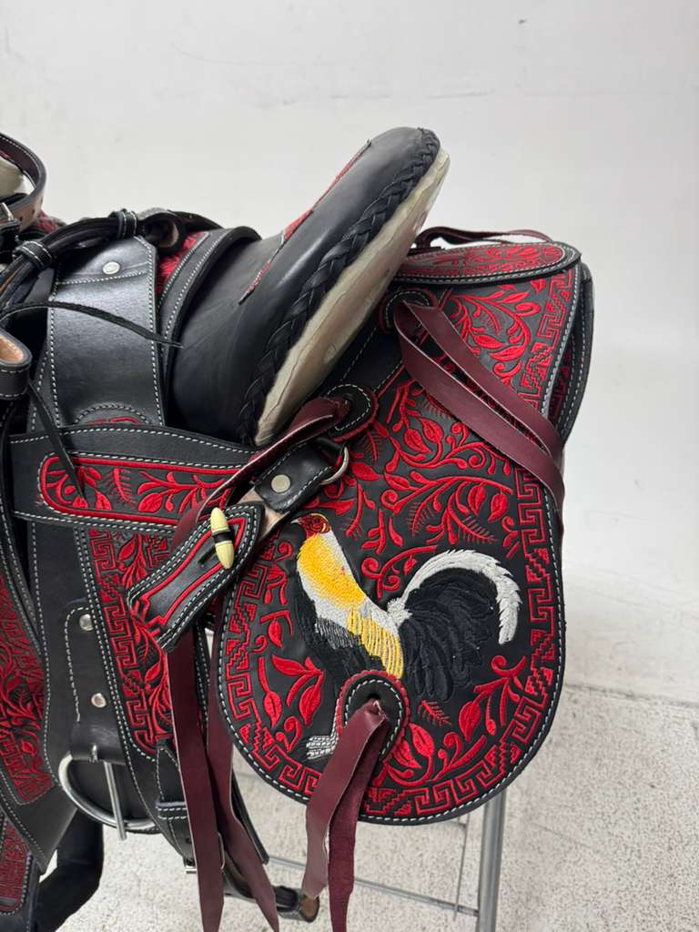 Charro Saddle 15.5” – Red & Black Bordada “Gallero” (Set Completo)