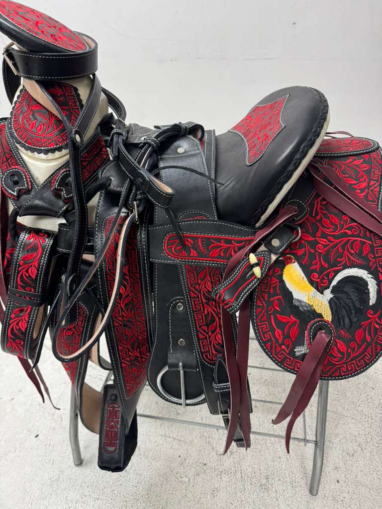 Charro Saddle 15.5” – Red & Black Bordada “Gallero” (Set Completo)