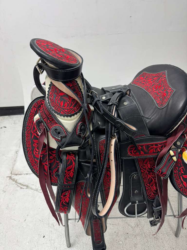 Charro Saddle 15.5” – Red & Black Bordada “Gallero” (Set Completo)