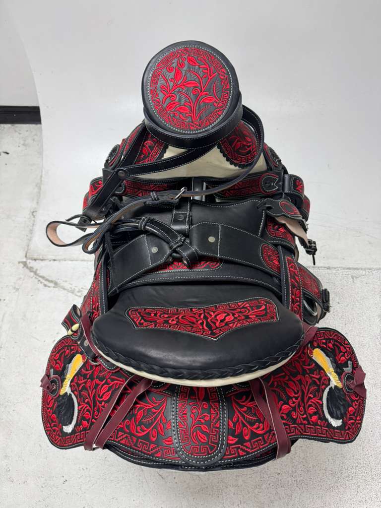 Charro Saddle 15.5” – Red & Black Bordada “Gallero” (Set Completo)