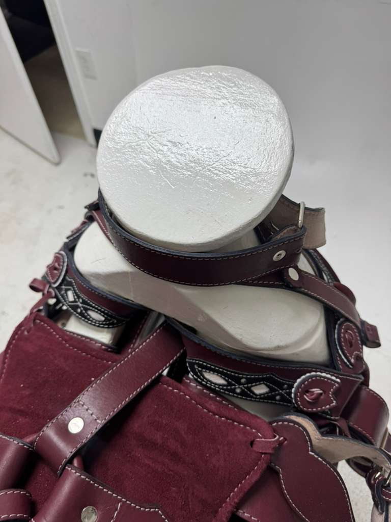 Charro Saddle 15.5” – Black & Wine Red Bordada “El Patrón” (Set Completo)