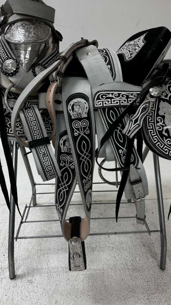 Charro Saddle – Black & Silver “El Centauro Blanco” Edition (15.5”)