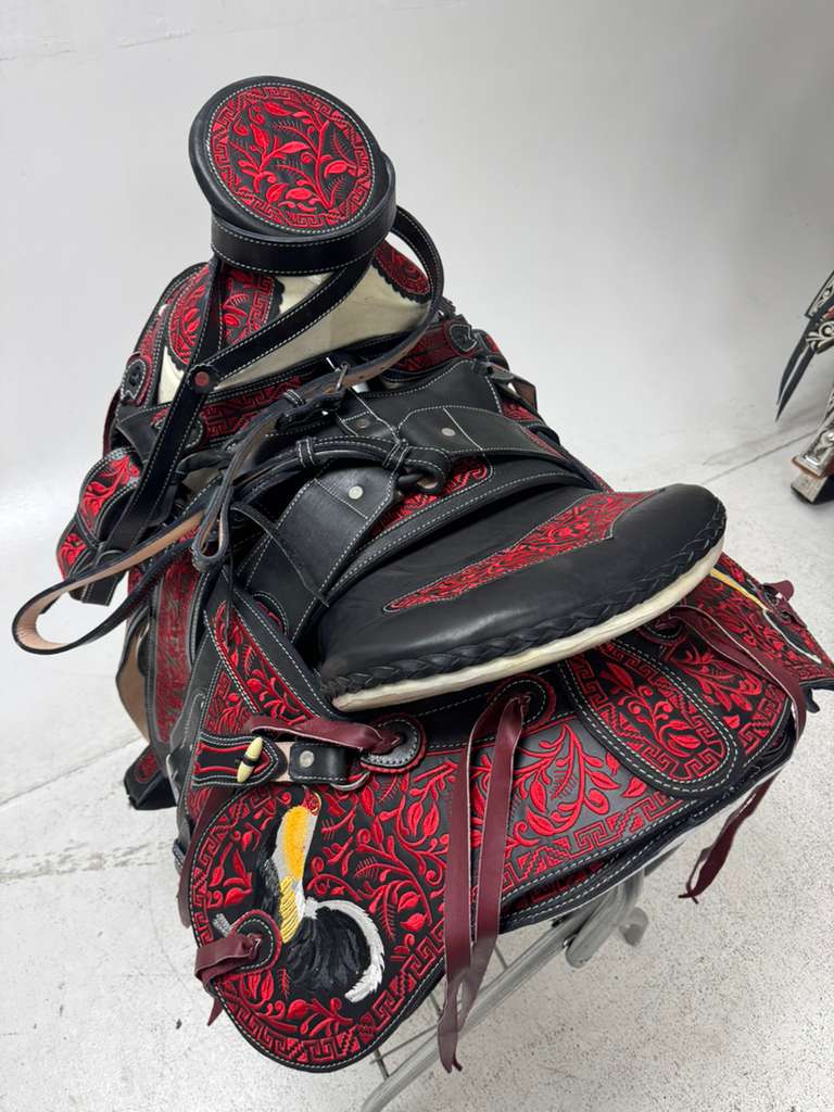 Charro Saddle 15.5” – Red & Black Bordada “Gallero” (Set Completo)