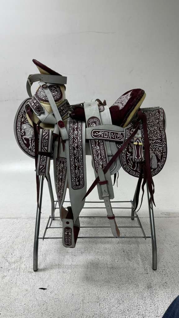 Charro Saddle – White & Burgundy “La Reina Bordada” Edition (15.5”)