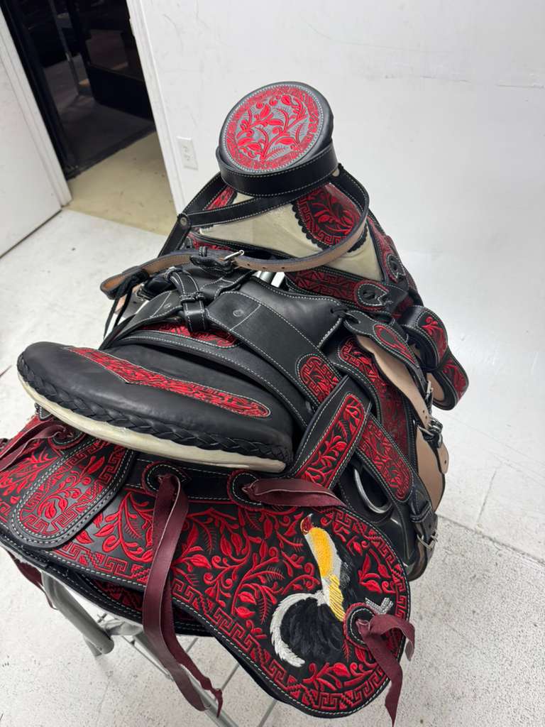Charro Saddle 15.5” – Red & Black Bordada “Gallero” (Set Completo)