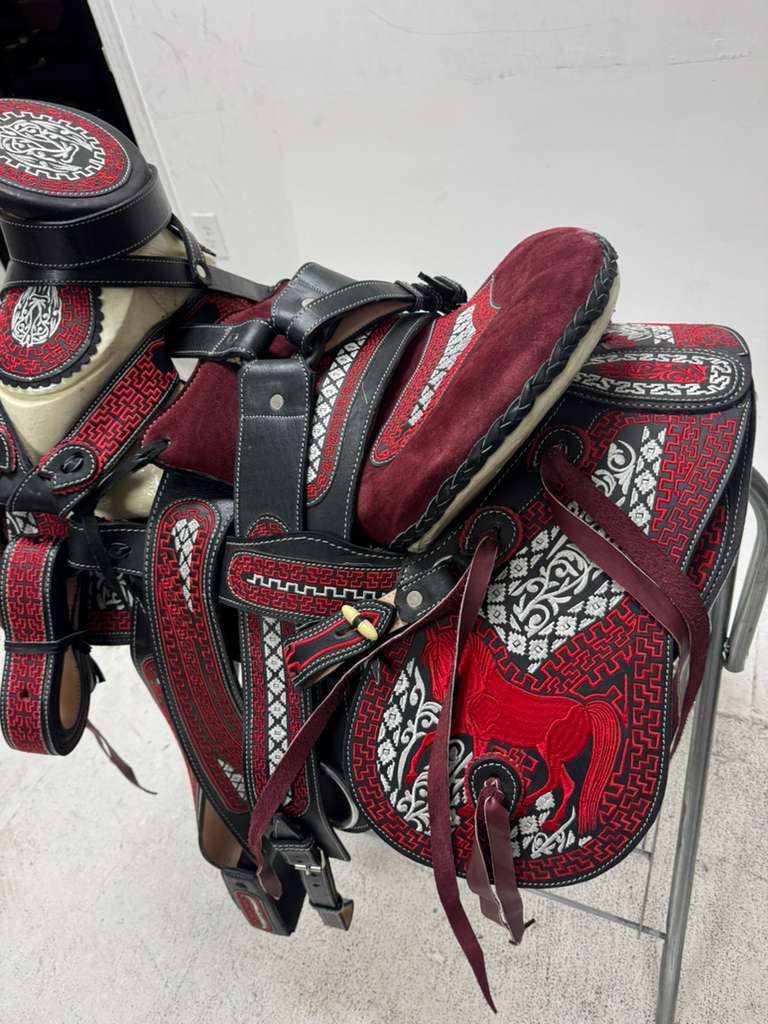 Charro Saddle 15.5” – Burgundy & Black Bordada “Imperio” (Set Completo)