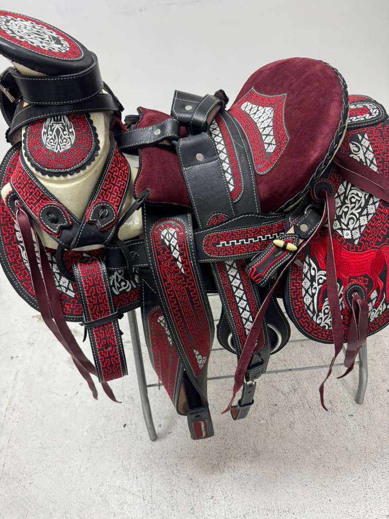 Charro Saddle 15.5” – Burgundy & Black Bordada “Imperio” (Set Completo)