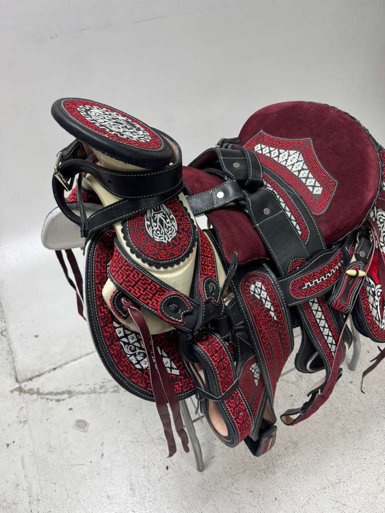 Charro Saddle 15.5” – Burgundy & Black Bordada “Imperio” (Set Completo)