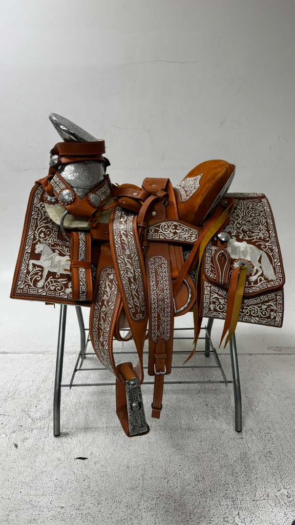 Charro Saddle – Chestnut & White “El Dorado Fino” Edition (15.5”)