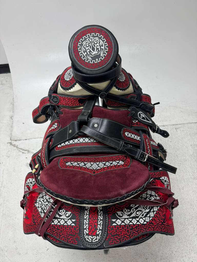Charro Saddle 15.5” – Burgundy & Black Bordada “Imperio” (Set Completo)