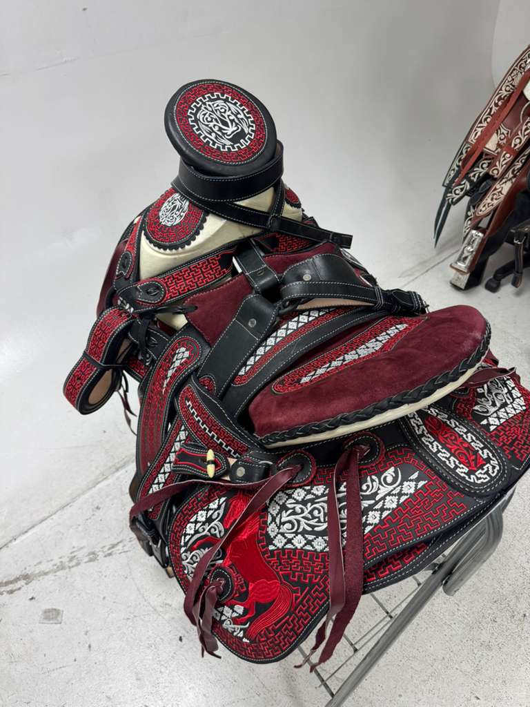 Charro Saddle 15.5” – Burgundy & Black Bordada “Imperio” (Set Completo)
