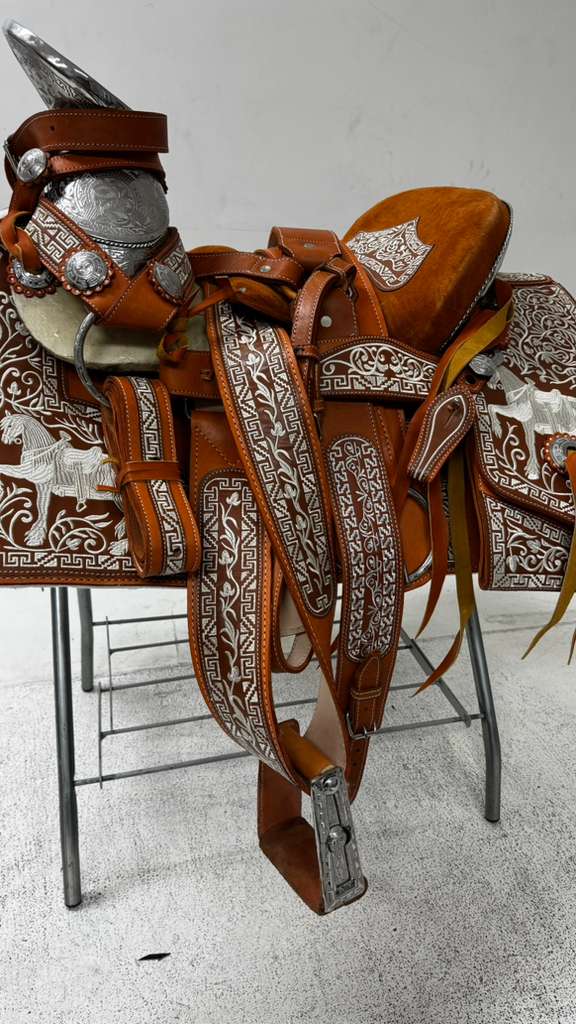 Charro Saddle – Chestnut & White “El Dorado Fino” Edition (15.5”)