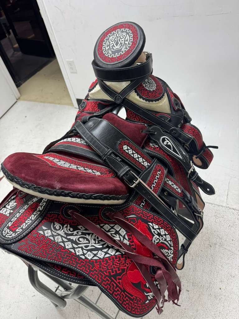 Charro Saddle 15.5” – Burgundy & Black Bordada “Imperio” (Set Completo)