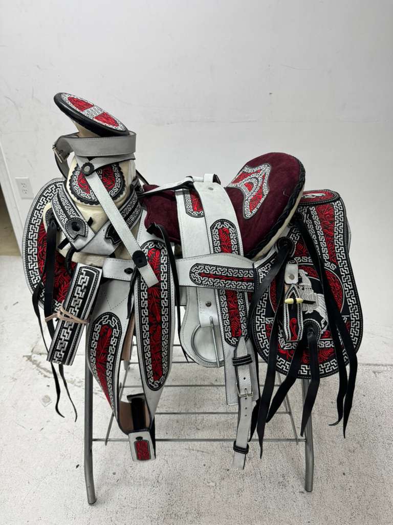 Charro Saddle 15.5” – White, Burgundy & Black “Blanca Royale” Set Completo