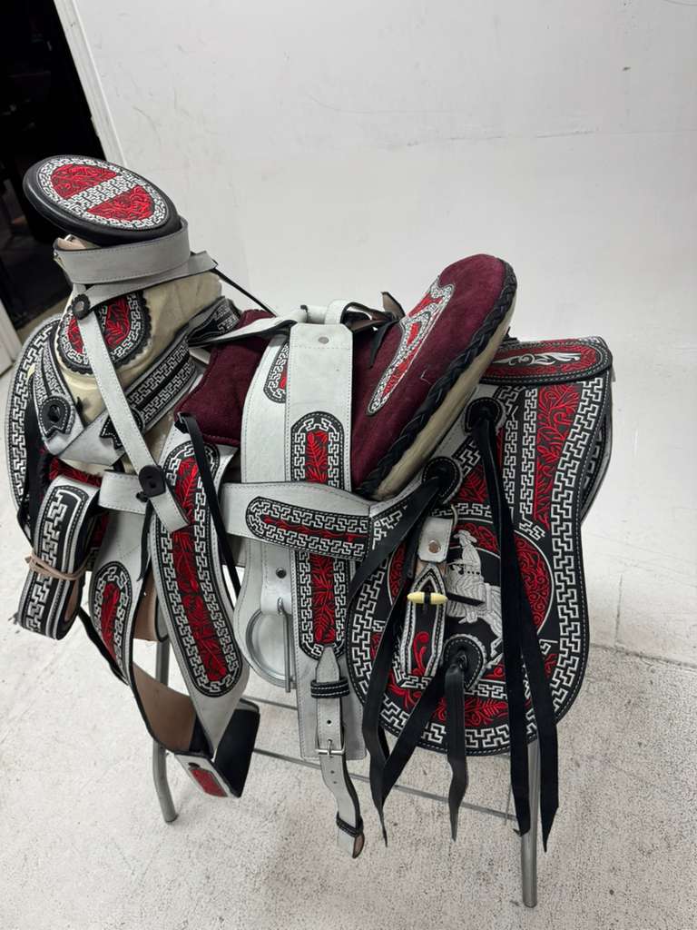 Charro Saddle 15.5” – White, Burgundy & Black “Blanca Royale” Set Completo