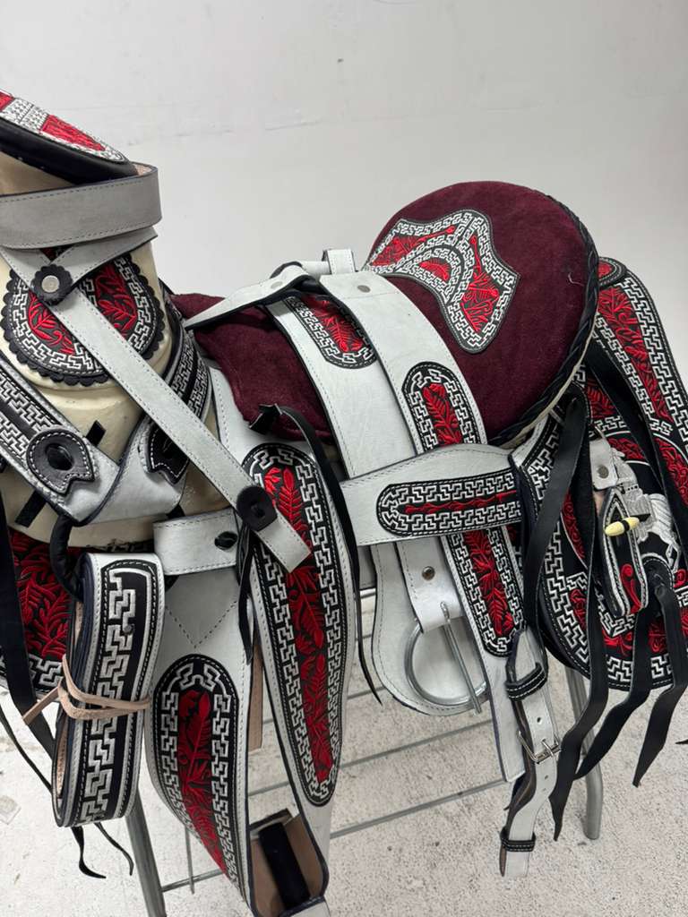 Charro Saddle 15.5” – White, Burgundy & Black “Blanca Royale” Set Completo