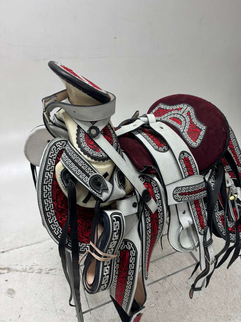 Charro Saddle 15.5” – White, Burgundy & Black “Blanca Royale” Set Completo