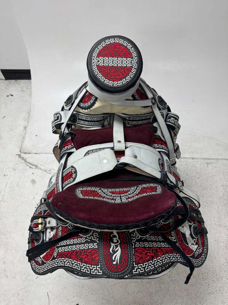 Charro Saddle 15.5” – White, Burgundy & Black “Blanca Royale” Set Completo