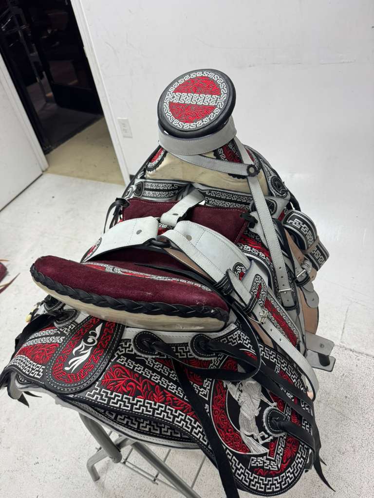 Charro Saddle 15.5” – White, Burgundy & Black “Blanca Royale” Set Completo