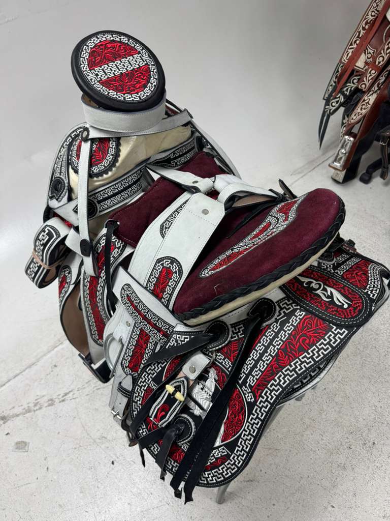 Charro Saddle 15.5” – White, Burgundy & Black “Blanca Royale” Set Completo