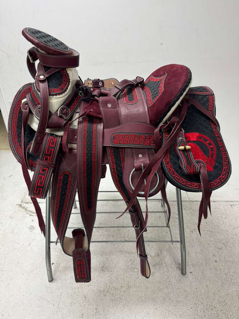 Charro Saddle 15.5” – Burgundy & Black Bordada “Hacienda” (Set Completo)