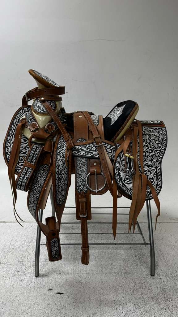 Charro Saddle – Chestnut & Black “La Tradicional Fina” (15.5”)