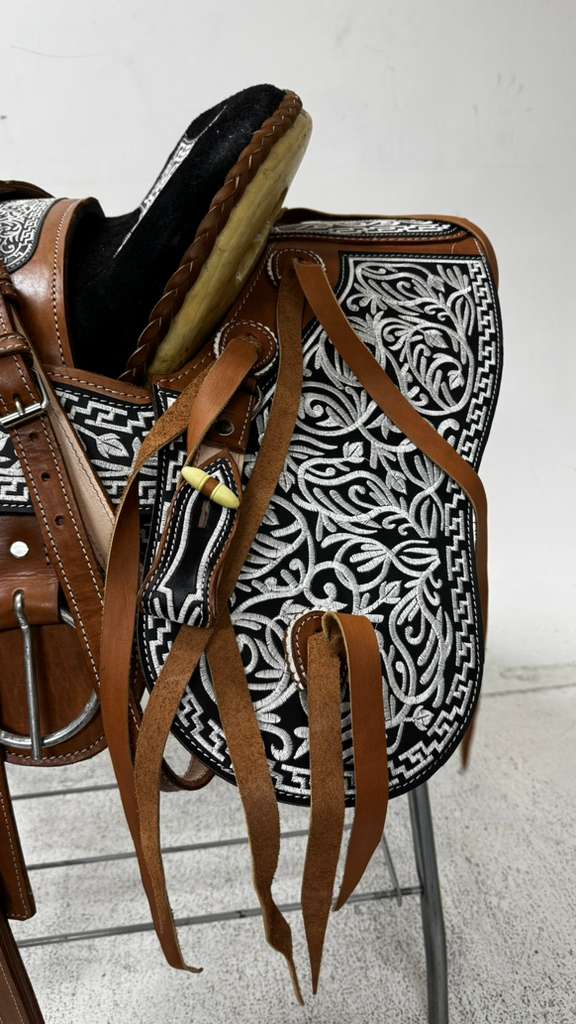 Charro Saddle – Chestnut & Black “La Tradicional Fina” (15.5”)