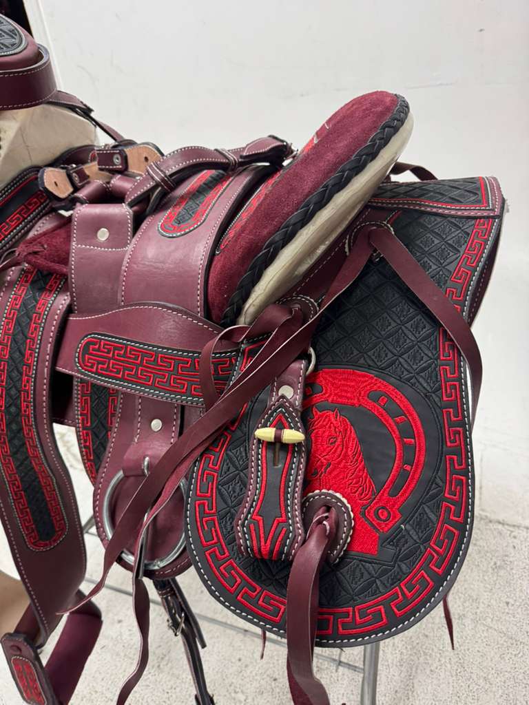 Charro Saddle 15.5” – Burgundy & Black Bordada “Hacienda” (Set Completo)