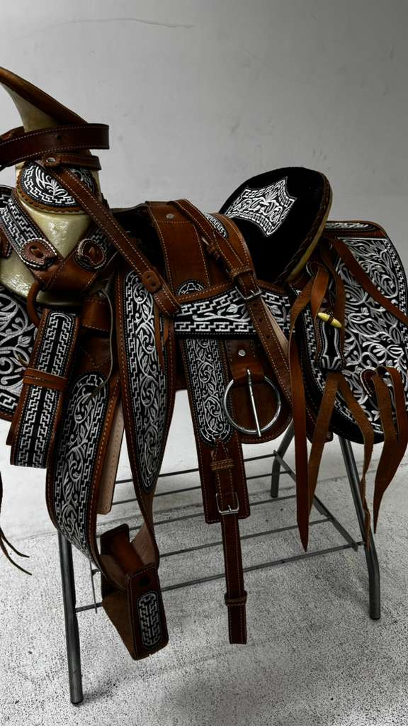 Charro Saddle – Chestnut & Black “La Tradicional Fina” (15.5”)