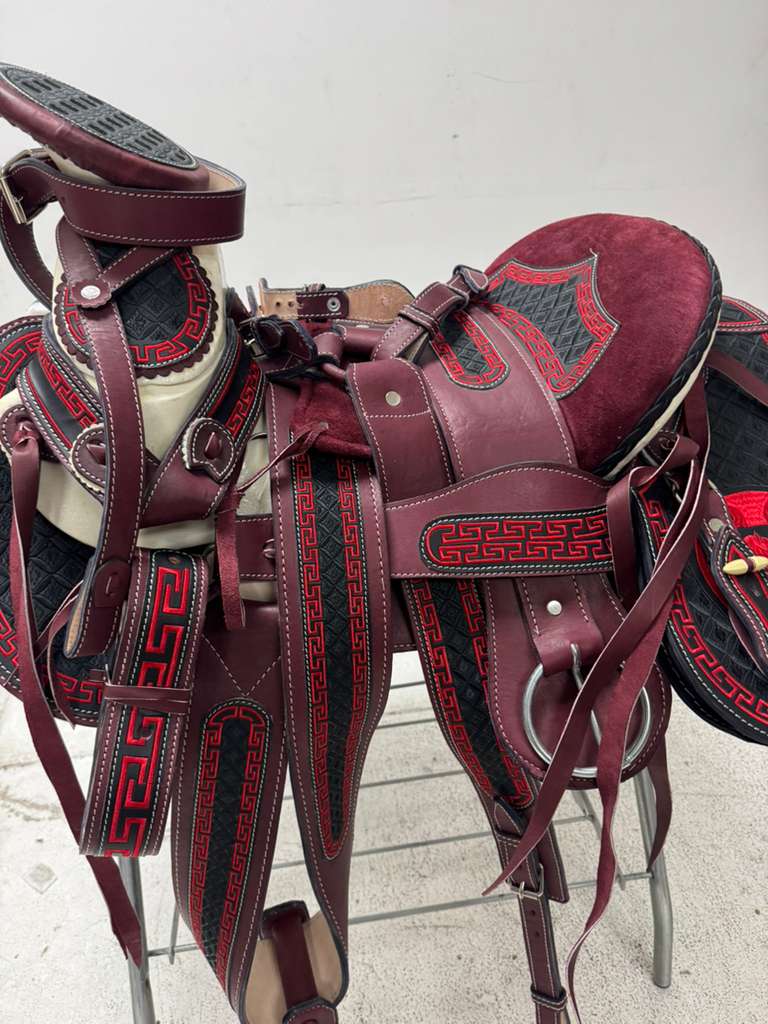 Charro Saddle 15.5” – Burgundy & Black Bordada “Hacienda” (Set Completo)