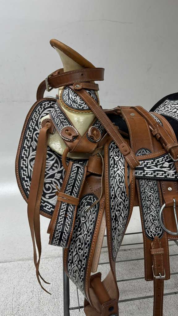 Charro Saddle – Chestnut & Black “La Tradicional Fina” (15.5”)