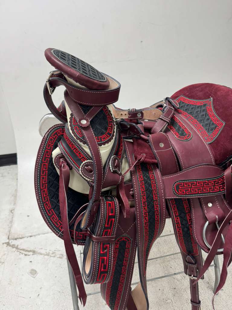 Charro Saddle 15.5” – Burgundy & Black Bordada “Hacienda” (Set Completo)