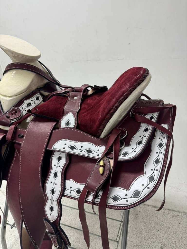 Charro Saddle 15.5” – White & Wine Red Bordada “La Reina” (Set Completo)